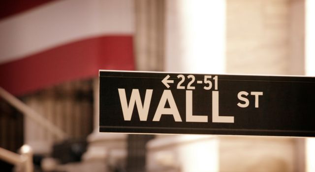 U.S. Stocks Close Weak As Investors Await Key Economic Data
