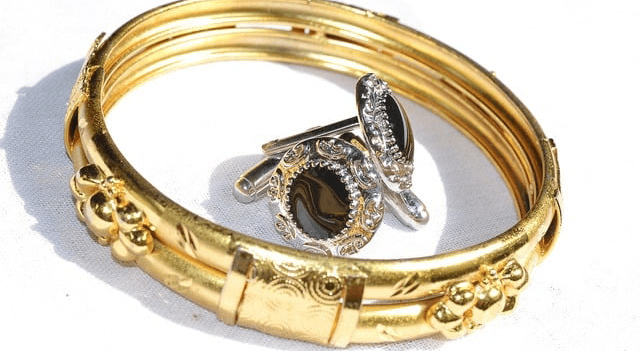 Signet Jewelers Shares Rise Following Earnings Beat and Upgraded Guidance