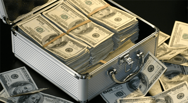 Dollar Set for Monthly Gain as Powell Maintains Hawkish Tone