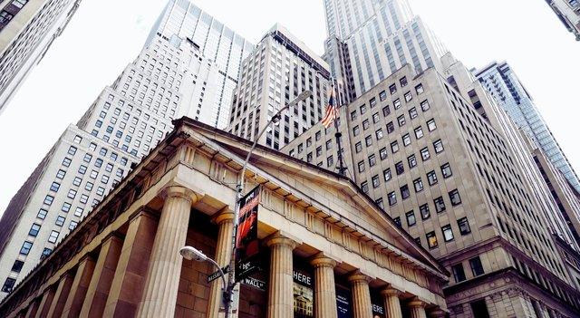 Dow Jones, S&P and Nasdaq 100 Little Changed as Investors Eye Retail Sales and Geopolitical Talks