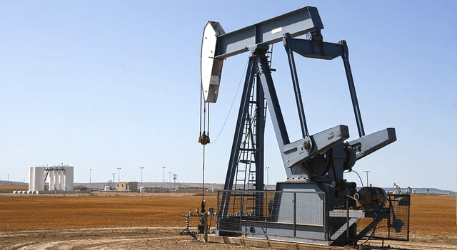 Oil Slides as Trump Pushes for Russia-Ukraine Talks