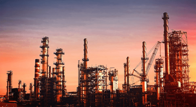 Oil Falls as OPEC+ Output Hike Speculation and Rising U.S. Stockpiles Weigh on Market