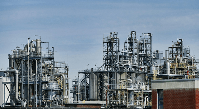 Oil Slides as India Tariffs and U.S. Inventory Reports Stir Caution