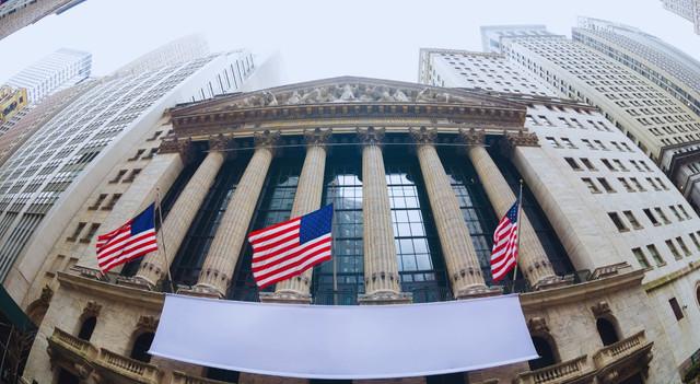 Dow Jones, S&P 500 And Nasdaq Futures Point To Lower Open As GDP Surprises And Rate Uncertainty Grows