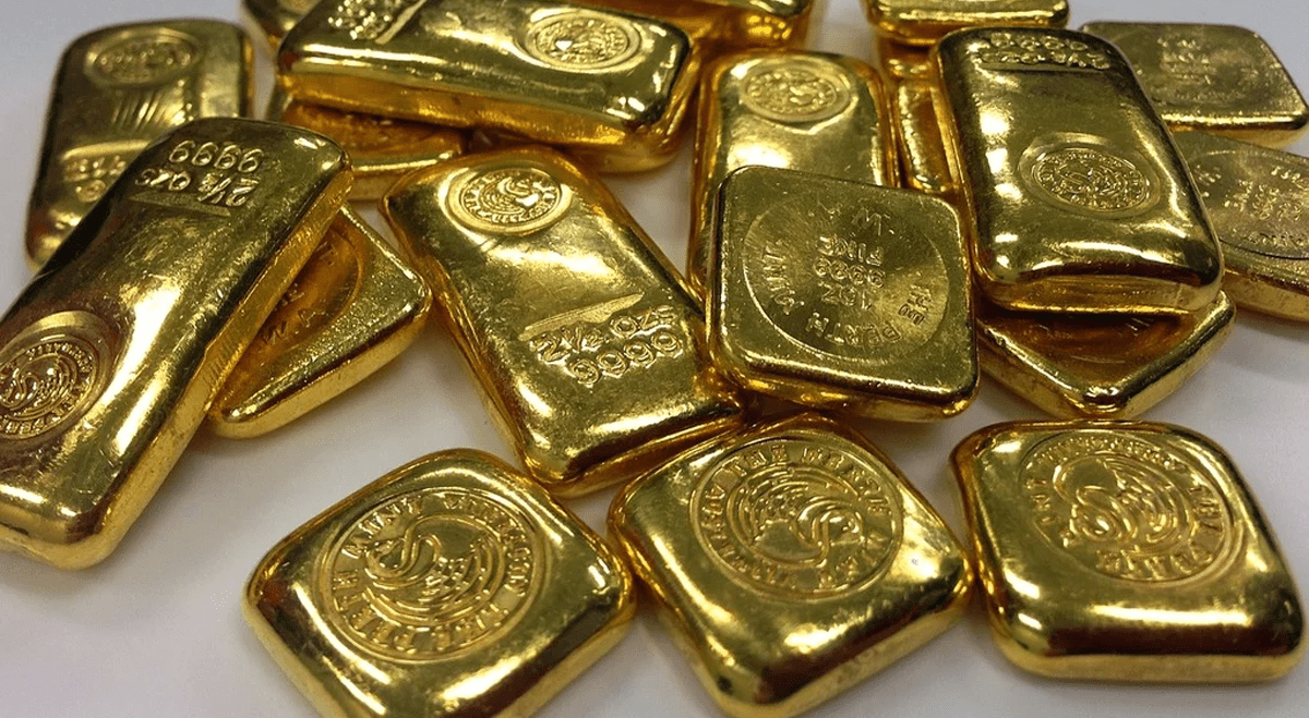 Gold Falls to Two-Month Low as Middle East Tensions Fuel Inflation Concerns