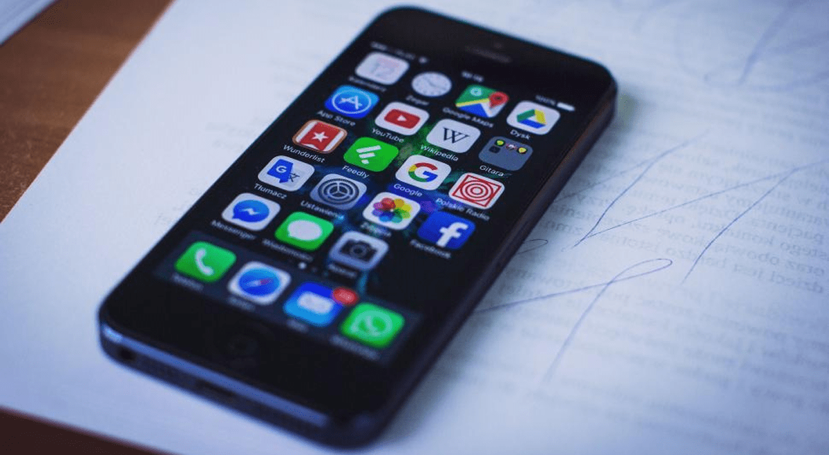 Smartphone Industry Braces for Record Annual Decline as Memory Chip Shortages Deepen