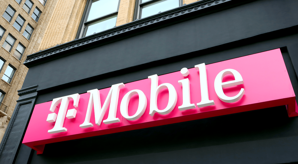 T-Mobile shares decline despite earnings beat and higher cash flow forecast (NASDAQ:TMUS)