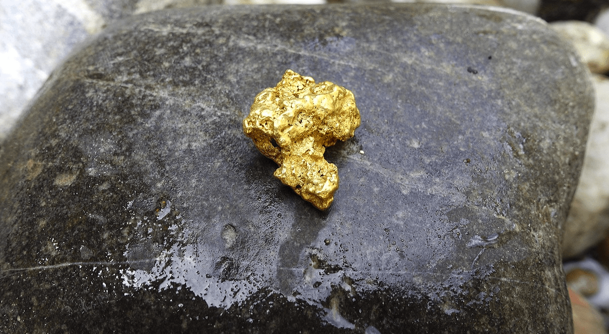 Gold Edges Lower as Weaker Dollar Offsets Fed Rate-Hike Expectations